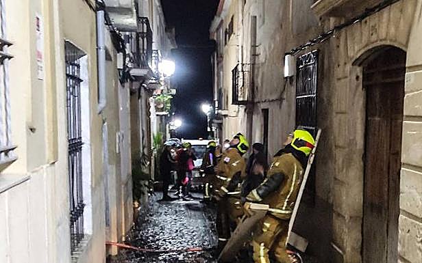 Bomberos durante los trabajos de extinción del fuego 