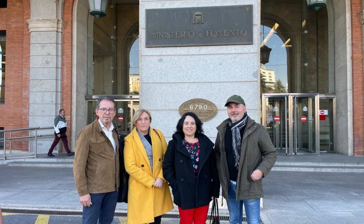 Ana Barceló junto a representantes de la plataforma Variante de Torrellano Ya. 