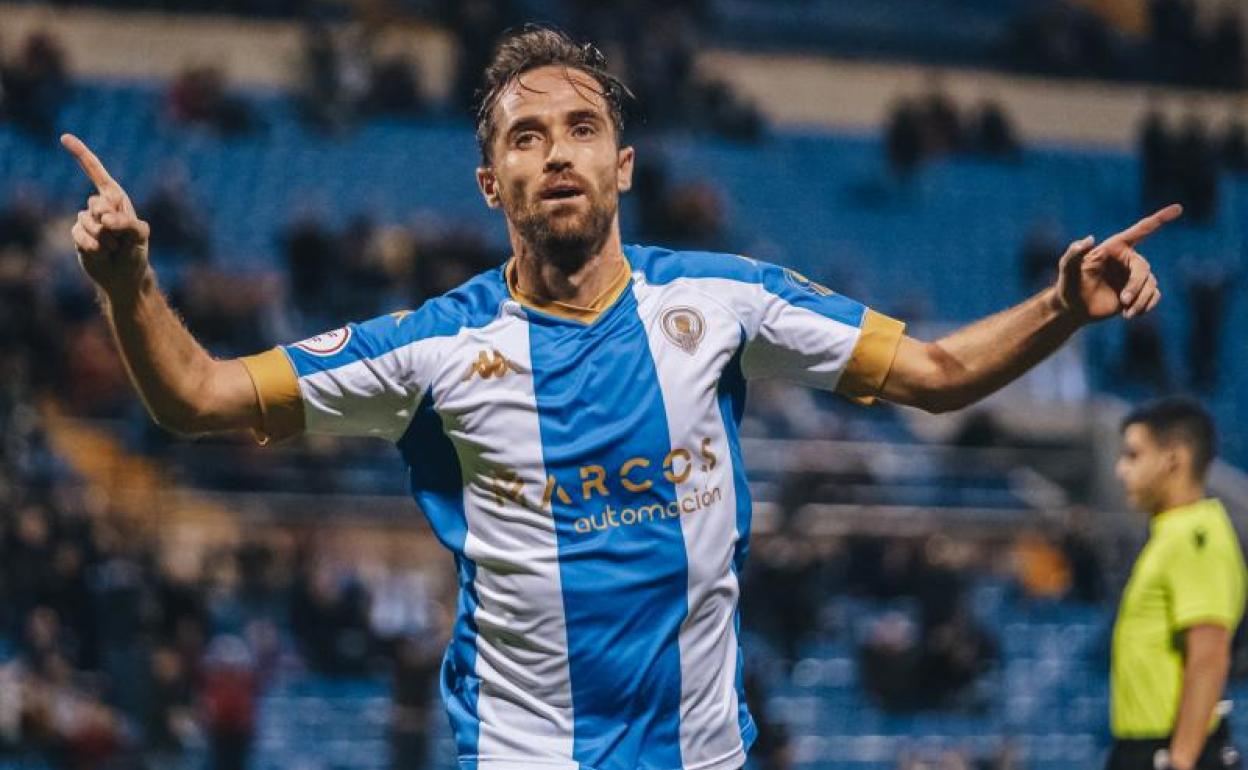 El valenciano Míchel Herrero celebra un gol en el Rico Pérez 