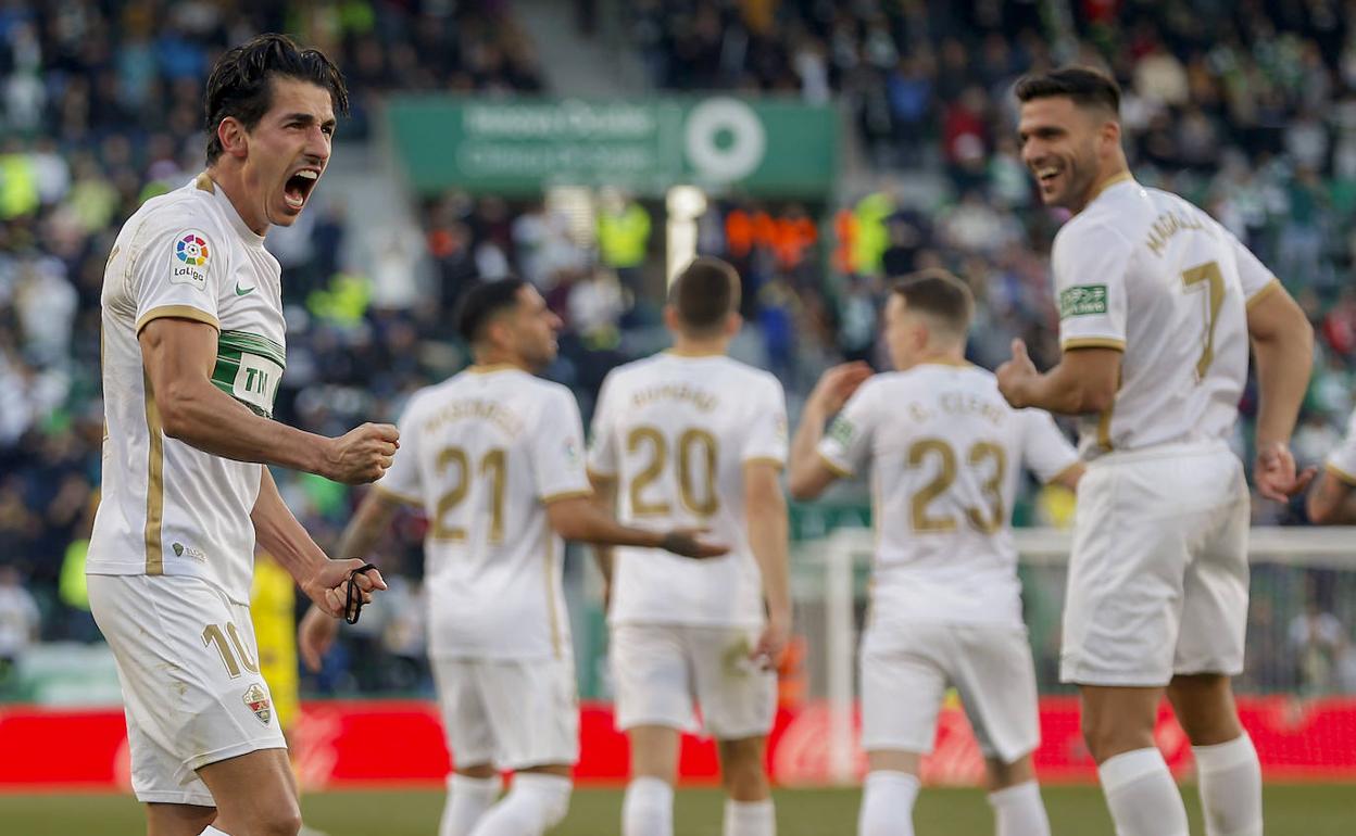 Pere Milla celebra uno de los tres goles anotados este sábado en el Martínez Valero. 
