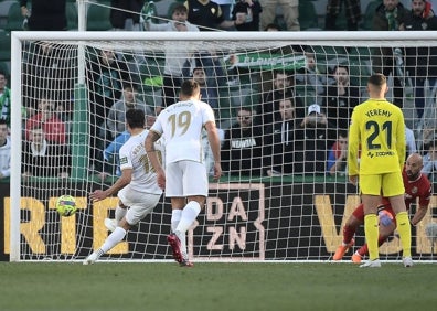 Imagen secundaria 1 - Imágenes del triunfo del Elche de este sábado con Diego González, Pere Milla y Édgar Badia. 