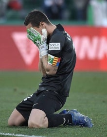 Imagen secundaria 2 - Imágenes del triunfo del Elche de este sábado con Diego González, Pere Milla y Édgar Badia. 