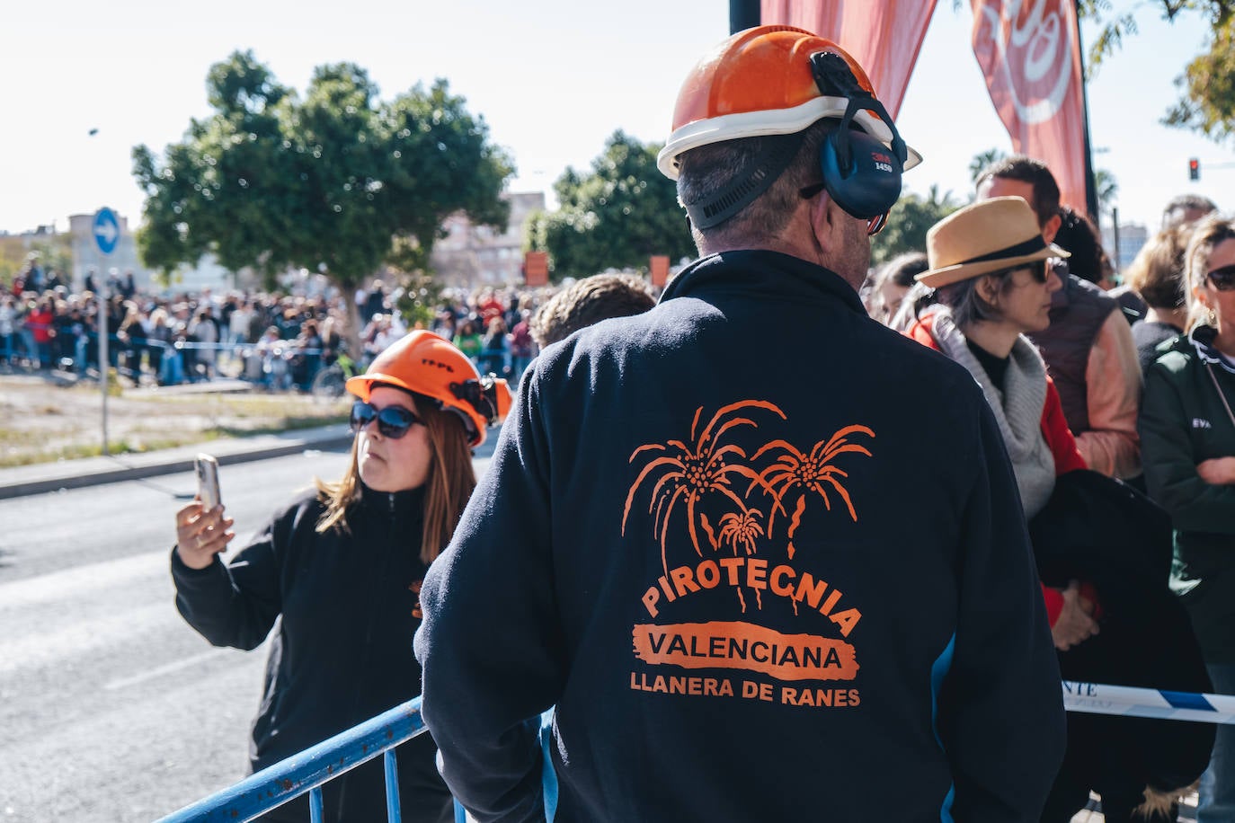 Fotos: La pólvora inunda el barrio de la Tómbola de Alicante con la segunda mascletà de las Hogueras