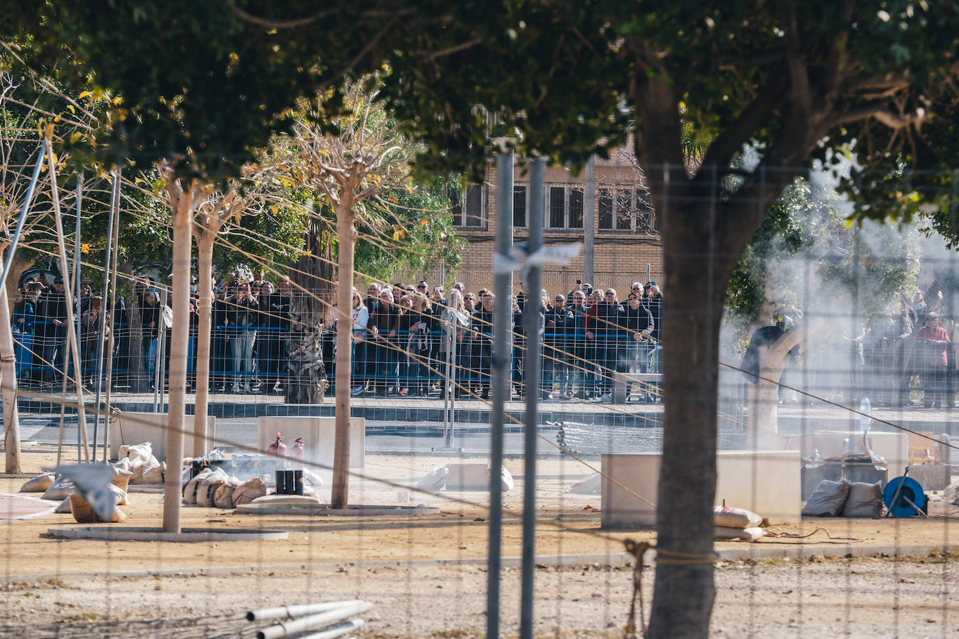 Fotos: La pólvora inunda el barrio de la Tómbola de Alicante con la segunda mascletà de las Hogueras