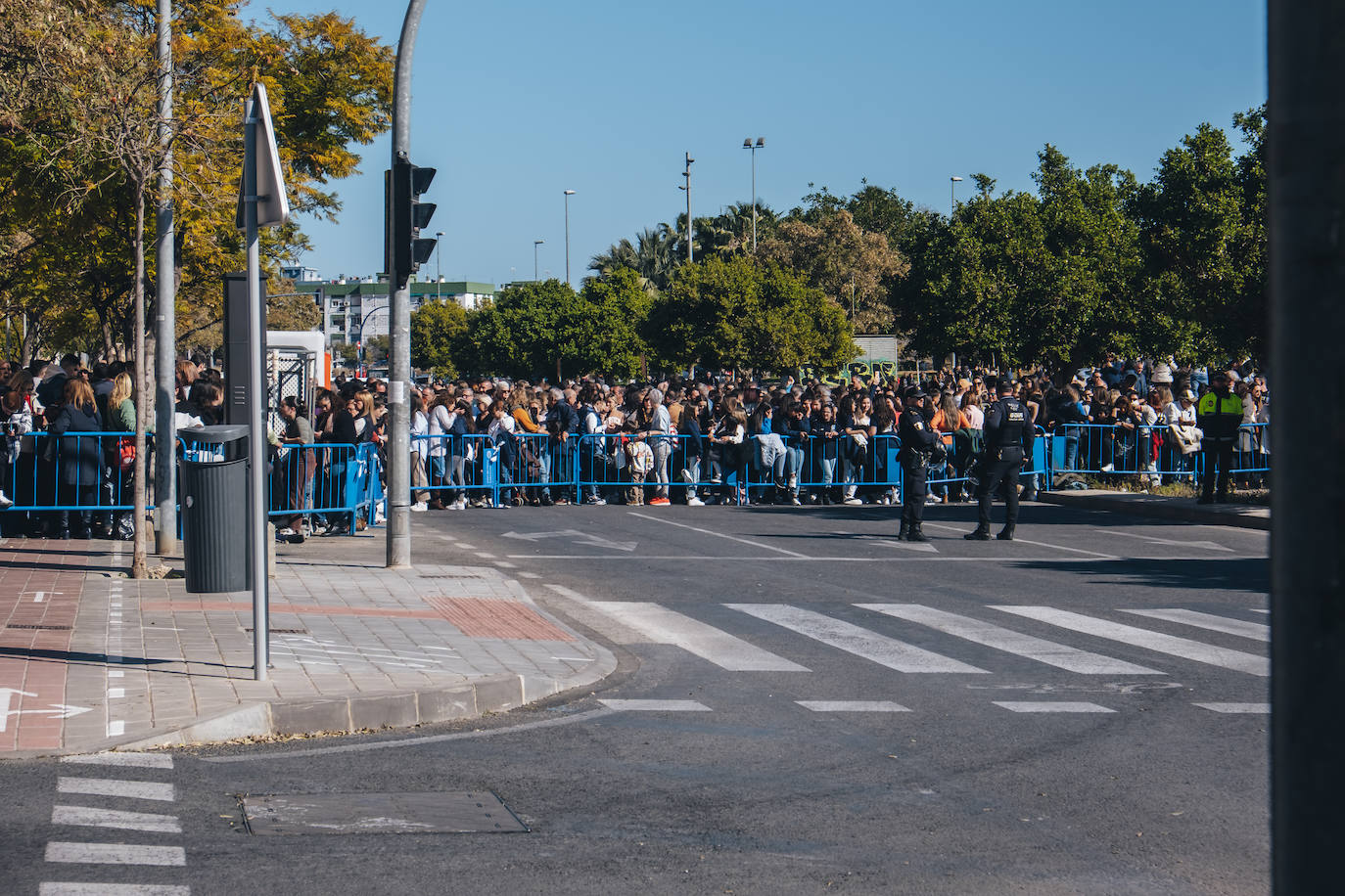 Fotos: La pólvora inunda el barrio de la Tómbola de Alicante con la segunda mascletà de las Hogueras