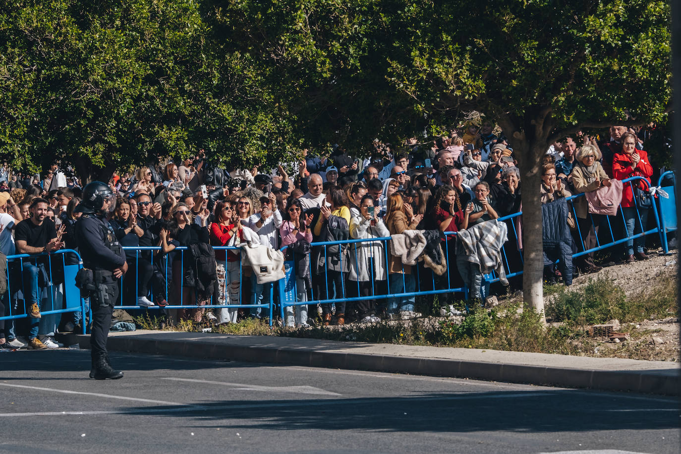 Fotos: La pólvora inunda el barrio de la Tómbola de Alicante con la segunda mascletà de las Hogueras