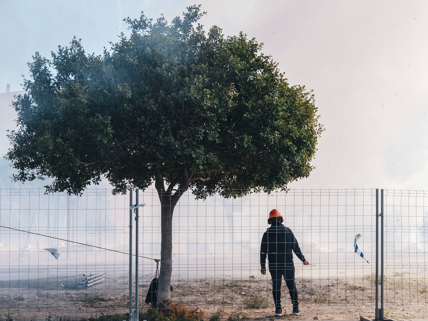 Fotos: La pólvora inunda el barrio de la Tómbola de Alicante con la segunda mascletà de las Hogueras
