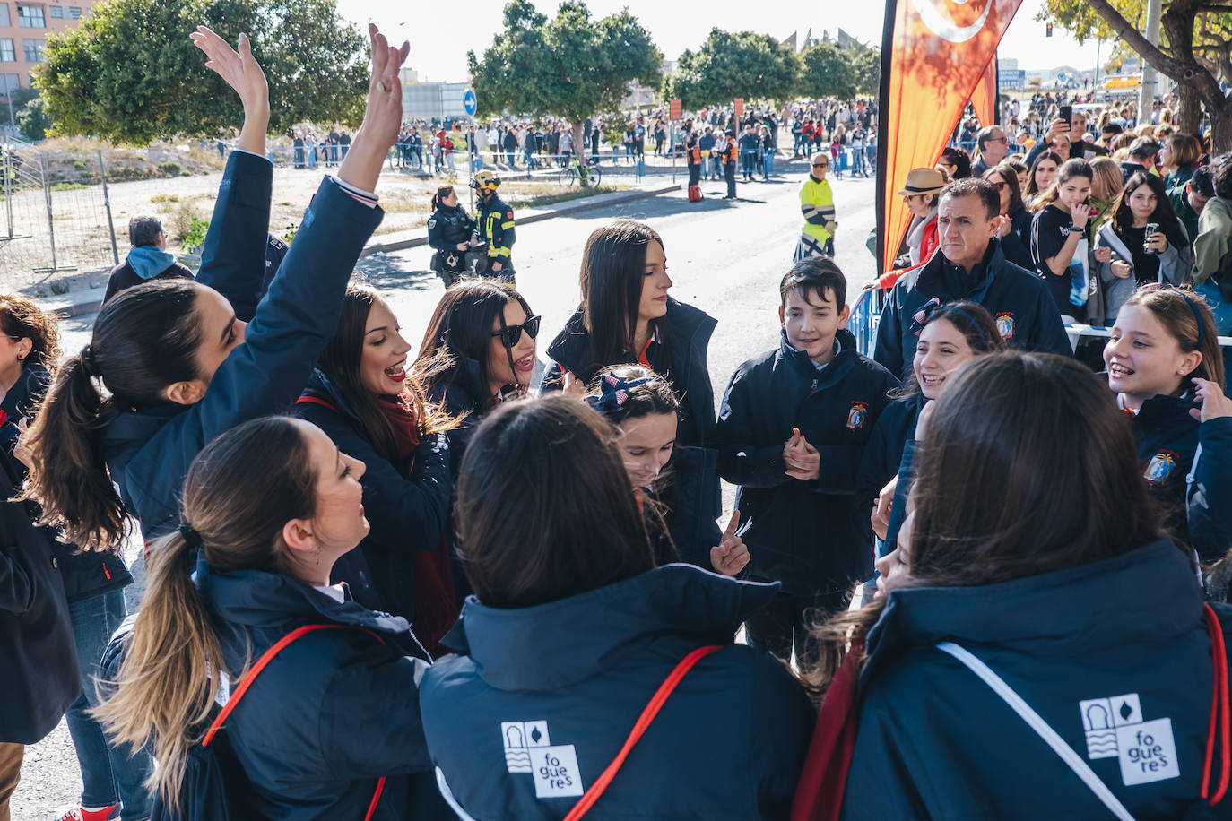 Fotos: La pólvora inunda el barrio de la Tómbola de Alicante con la segunda mascletà de las Hogueras