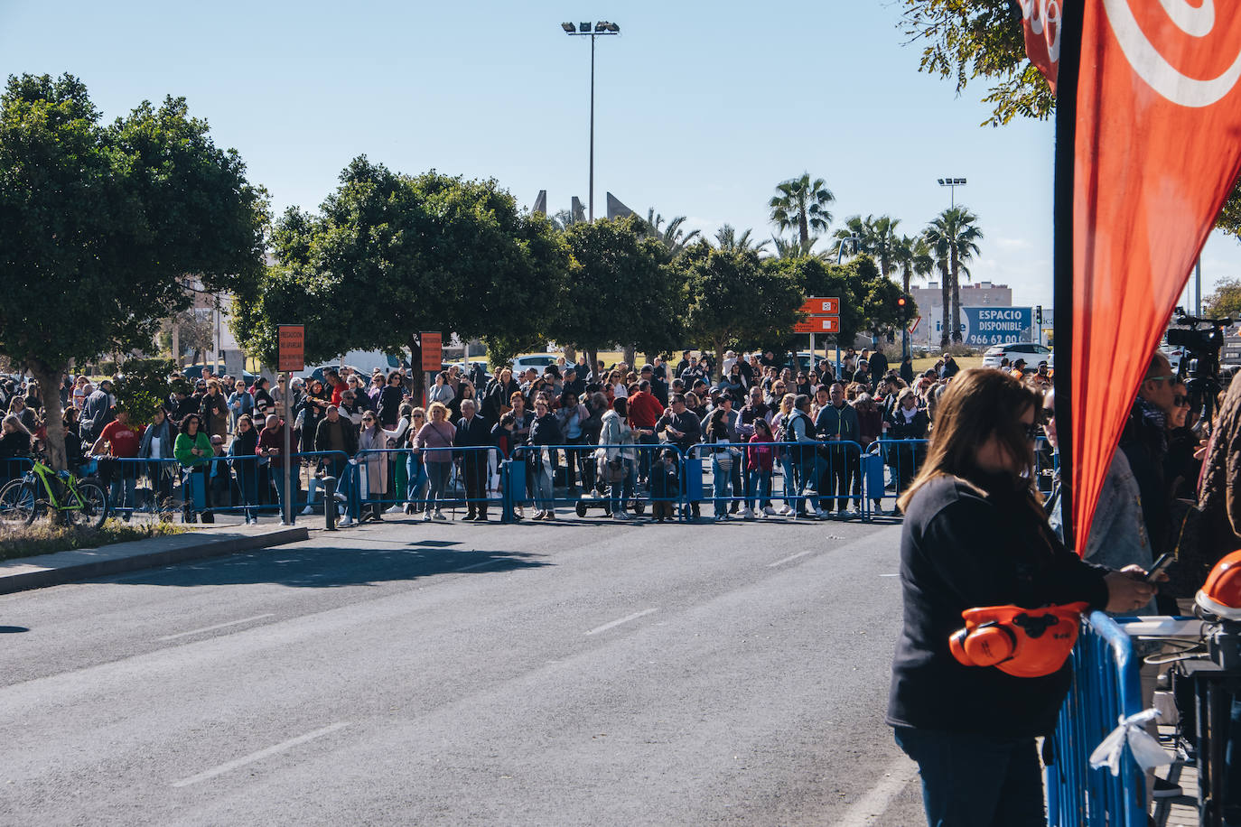 Fotos: La pólvora inunda el barrio de la Tómbola de Alicante con la segunda mascletà de las Hogueras