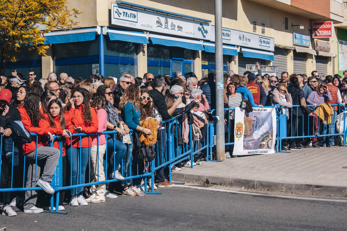 Fotos: La pólvora inunda el barrio de la Tómbola de Alicante con la segunda mascletà de las Hogueras