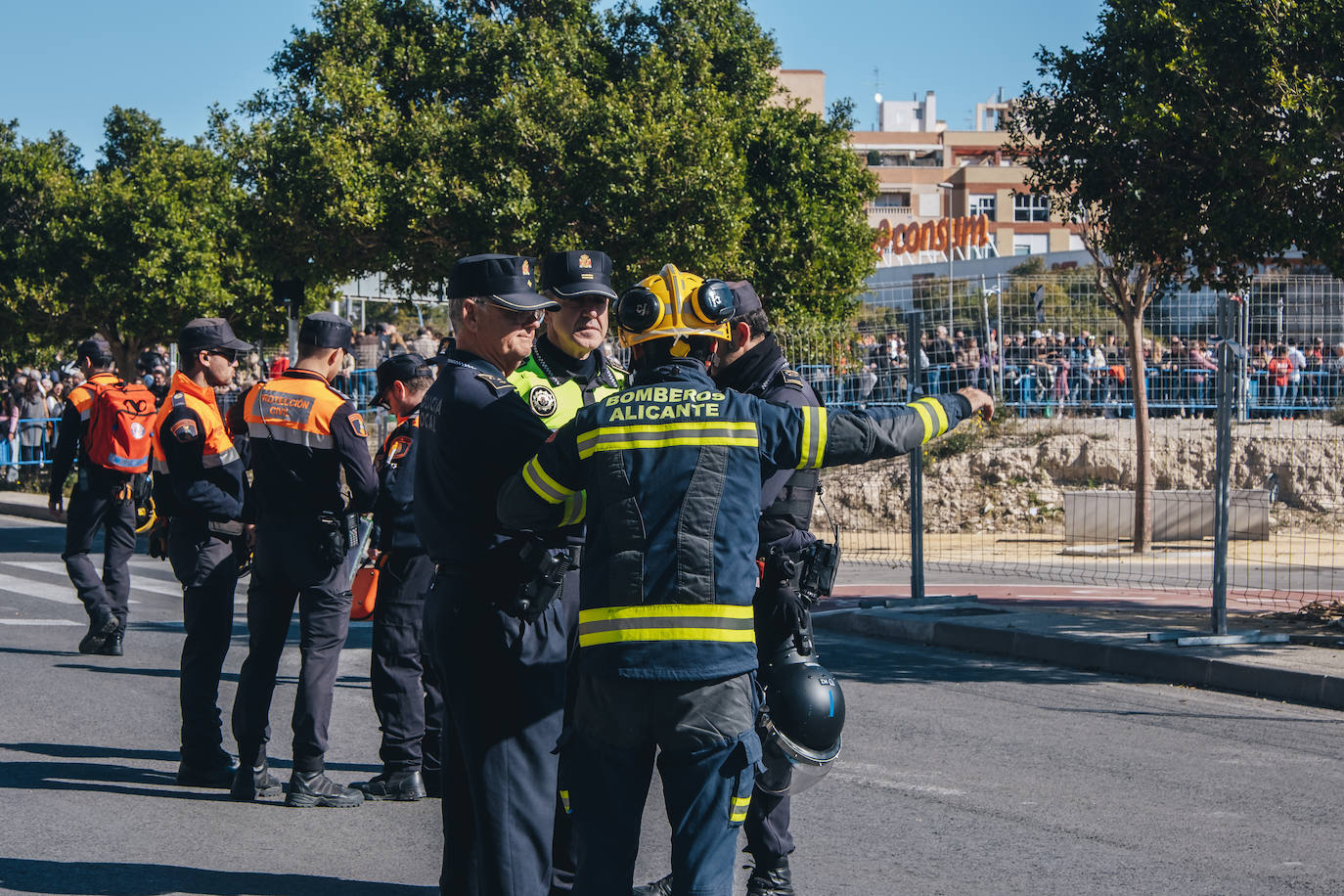 Fotos: La pólvora inunda el barrio de la Tómbola de Alicante con la segunda mascletà de las Hogueras