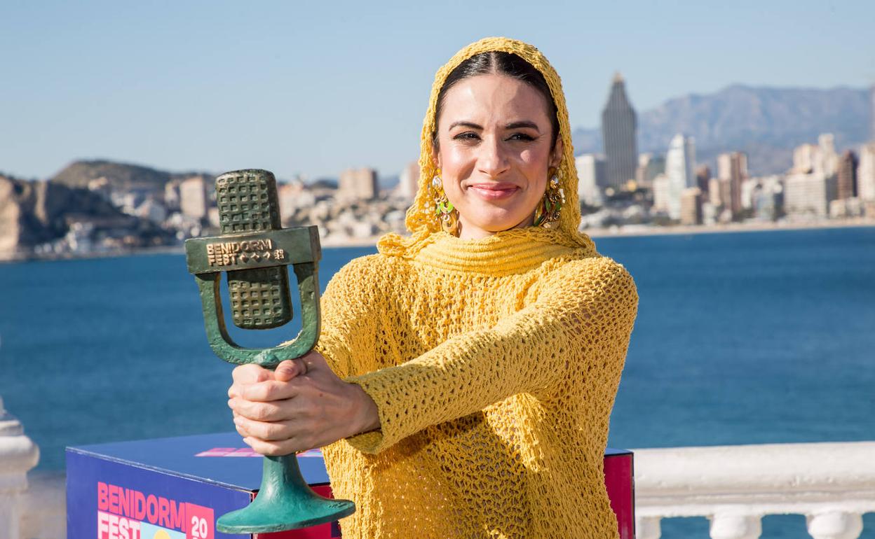 La ilicitana posa junto a su trofeo en el gran mirador de Benidorm 