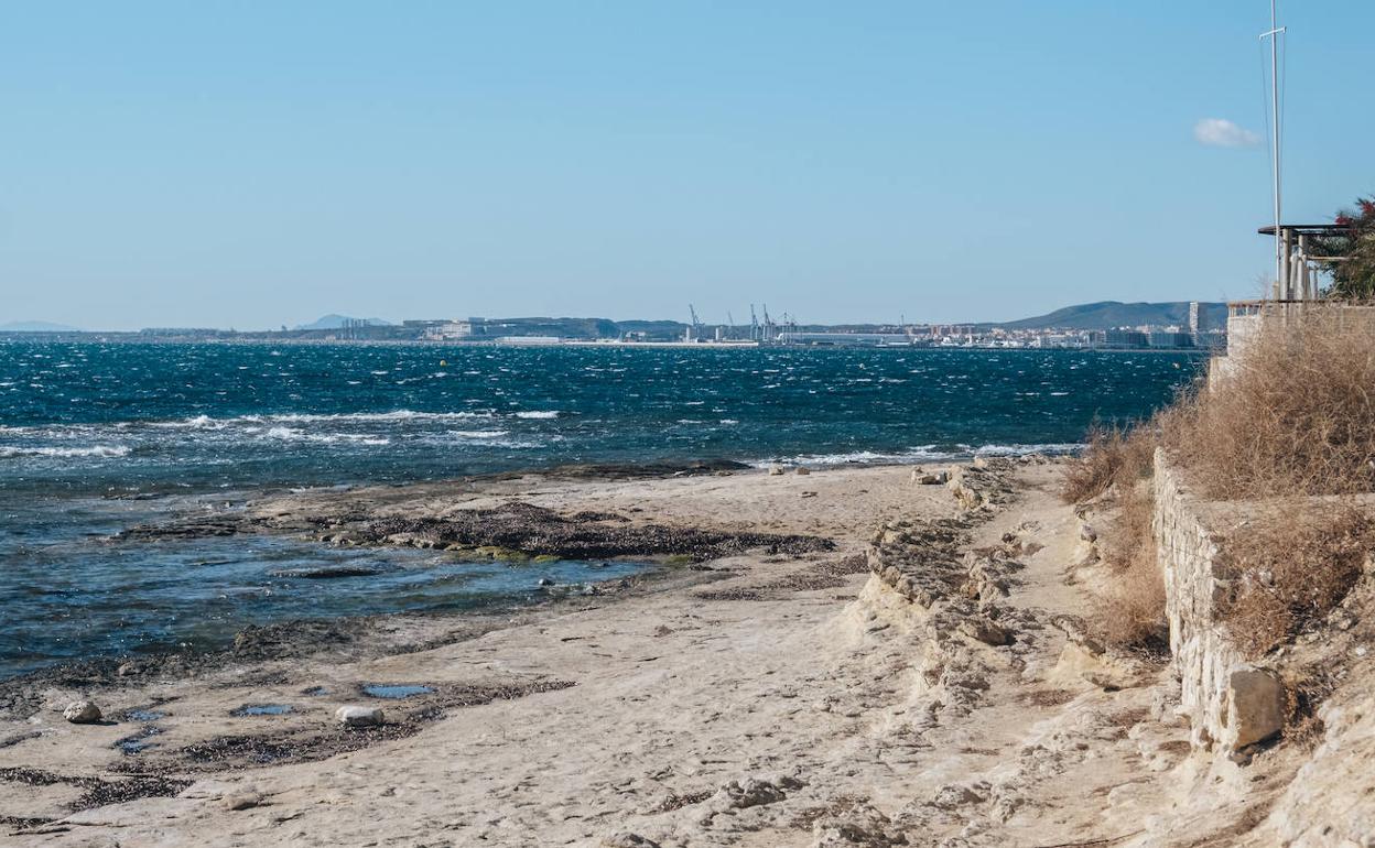 Playa la Calita en el Cabo de las Huertas de Alicante.