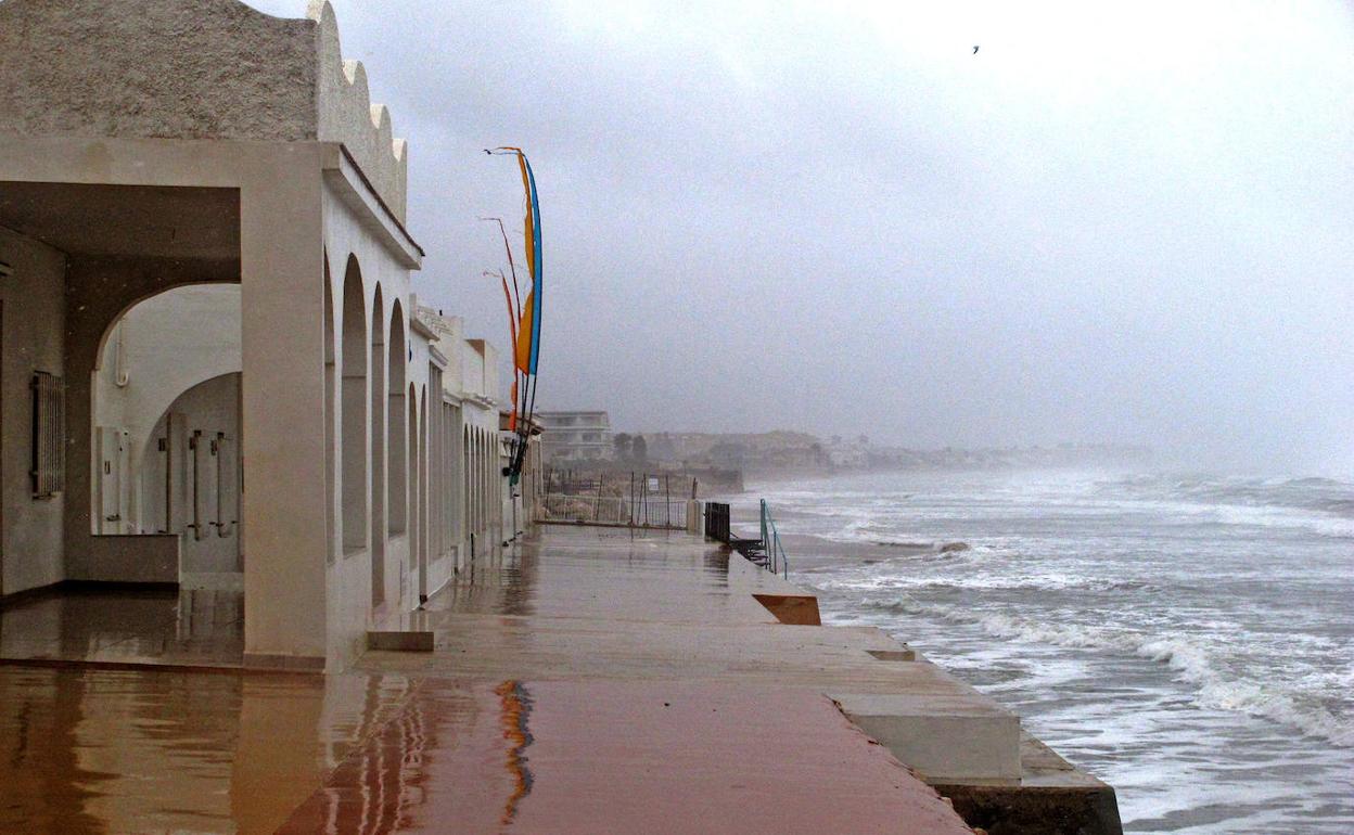 La playa de Les Deveses en Dénia durante uno de los temporales marítimos de este invierno. 