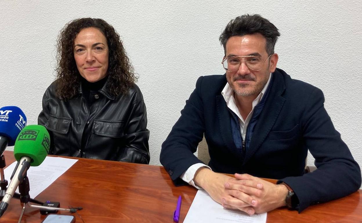 La concejal de Comercio y Hostelería, Rosario Martínez y el presidente de Apymeco, Jorge Almarcha.