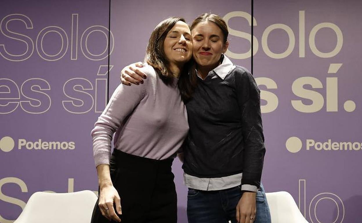 Las ministras de Igualdad, Irene Montero (d), y de Derechos Sociales, Ione Belarra (i), participan en el acto «¿Consentiste o no? Solo sí es sí», organizado por Podemos.