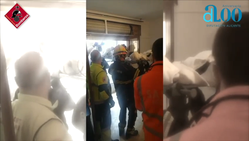 Los bomberos sacan a un hombre con problemas de respiración por el balcón de su casa en Dénia