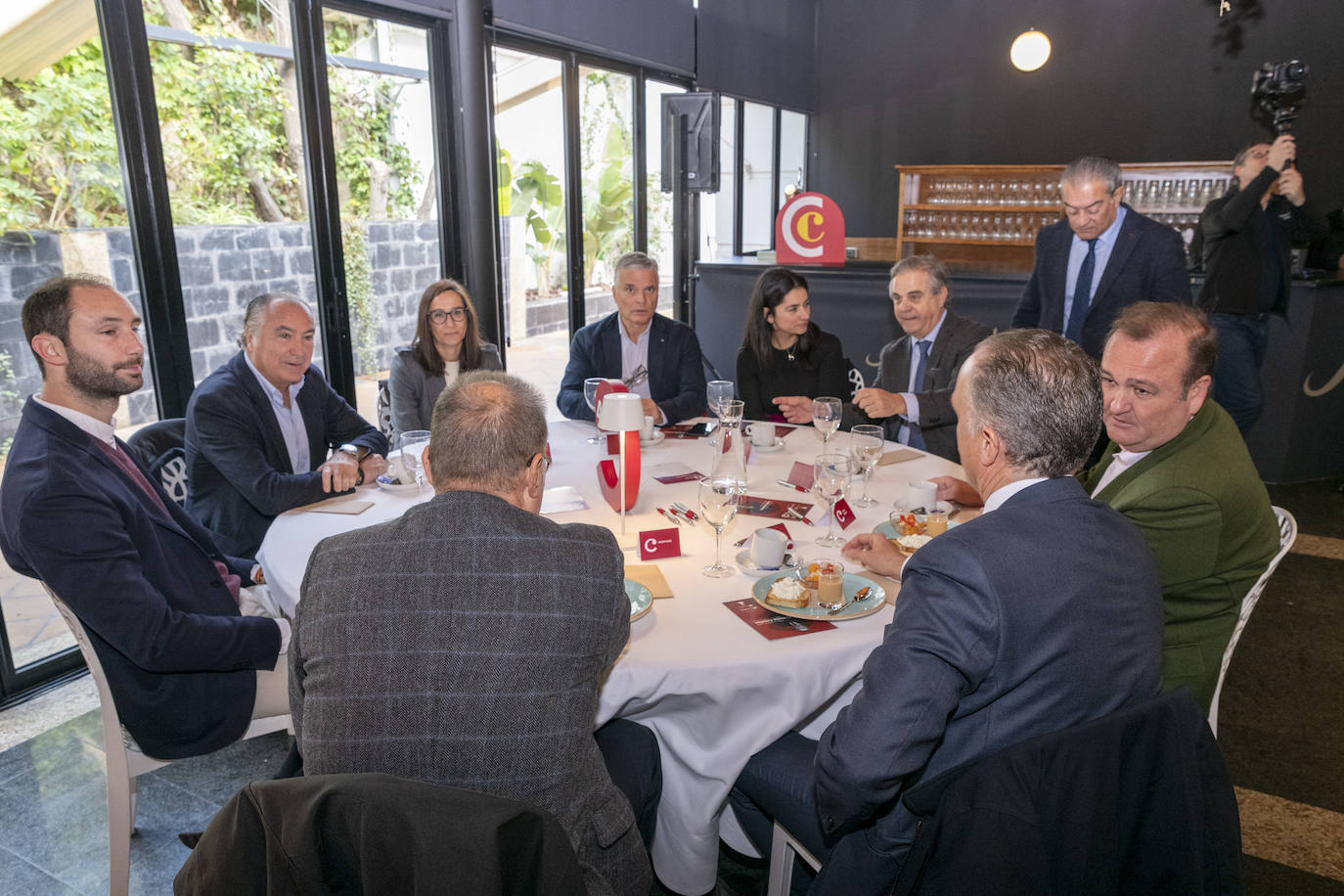 Fotos: El presidente de AC Hoteles, Antonio Catalán, protagoniza una ponencia en la Cámara de Comercio de Alicante