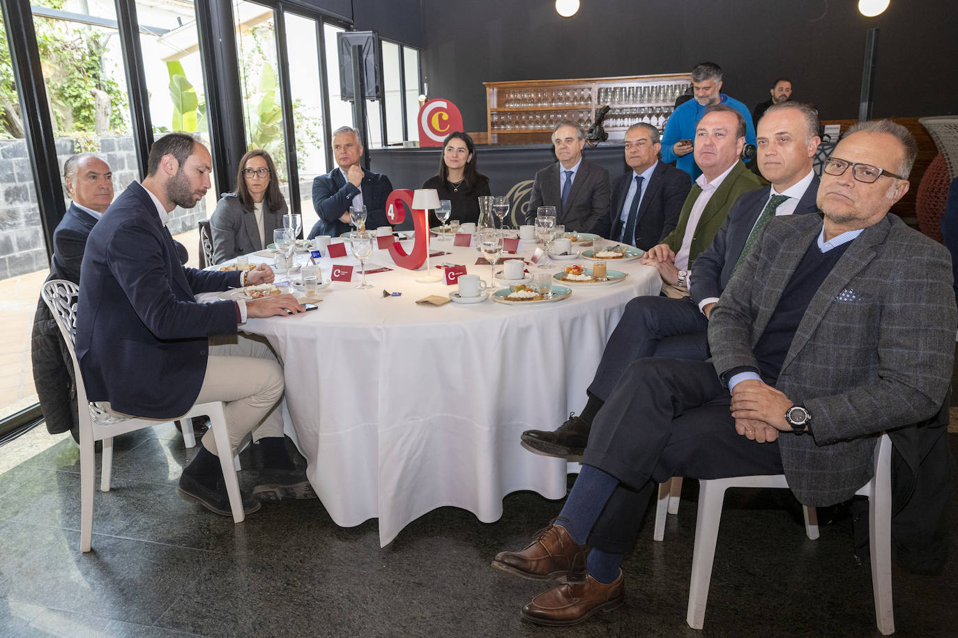 Fotos: El presidente de AC Hoteles, Antonio Catalán, protagoniza una ponencia en la Cámara de Comercio de Alicante