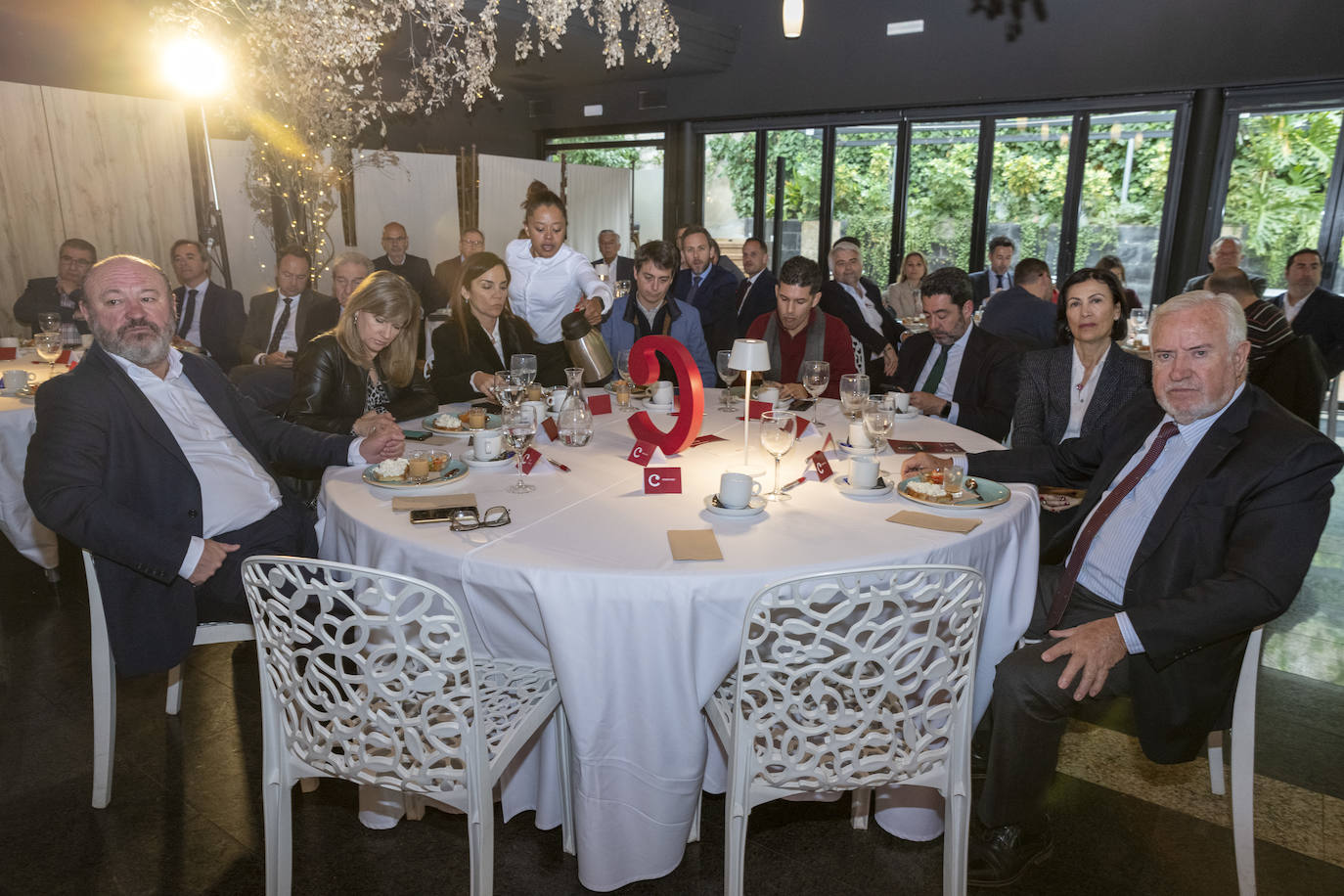 Fotos: El presidente de AC Hoteles, Antonio Catalán, protagoniza una ponencia en la Cámara de Comercio de Alicante