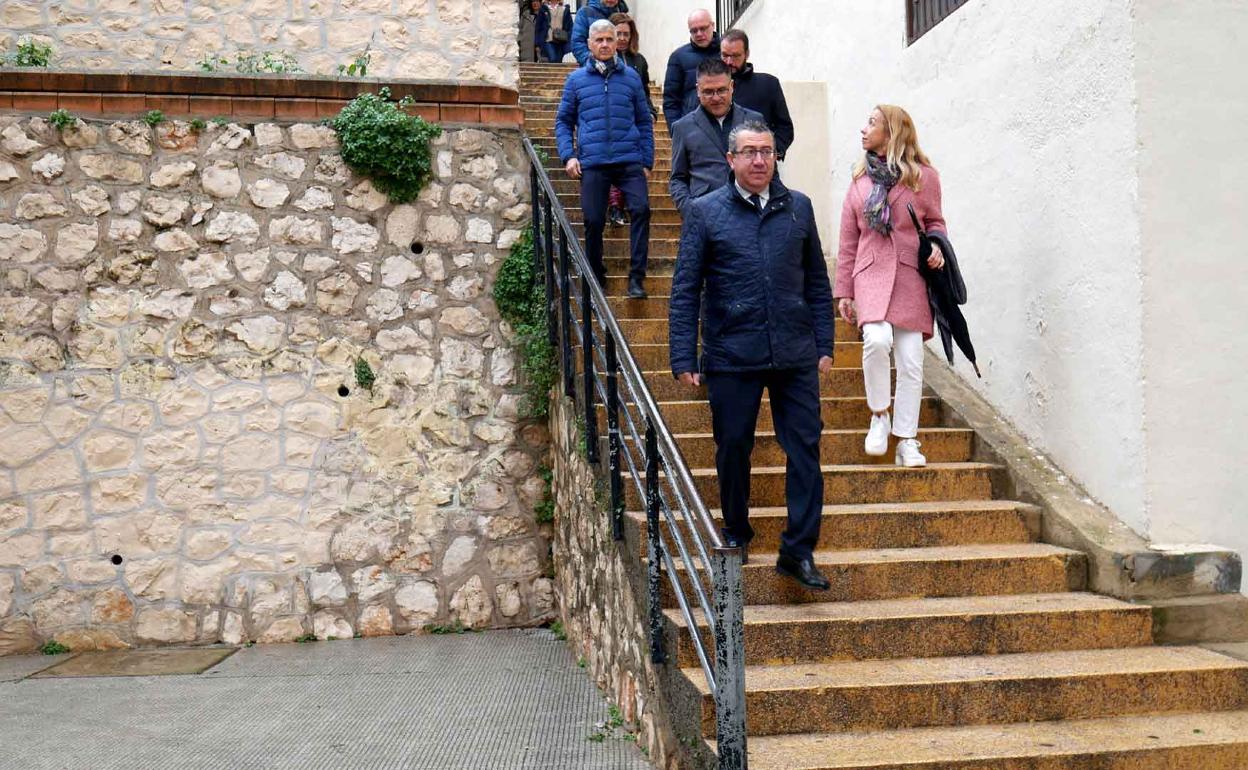 Toni Pérez durante su visita a las obras de la calle Gorrión de Benidorm