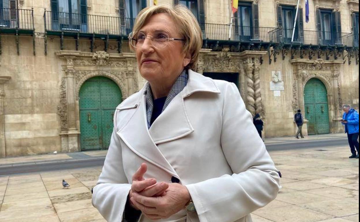 Ana Barceló, candidata del PSPV-PSOE a la Alcaldía, en la misma Plaza del Ayuntamiento.