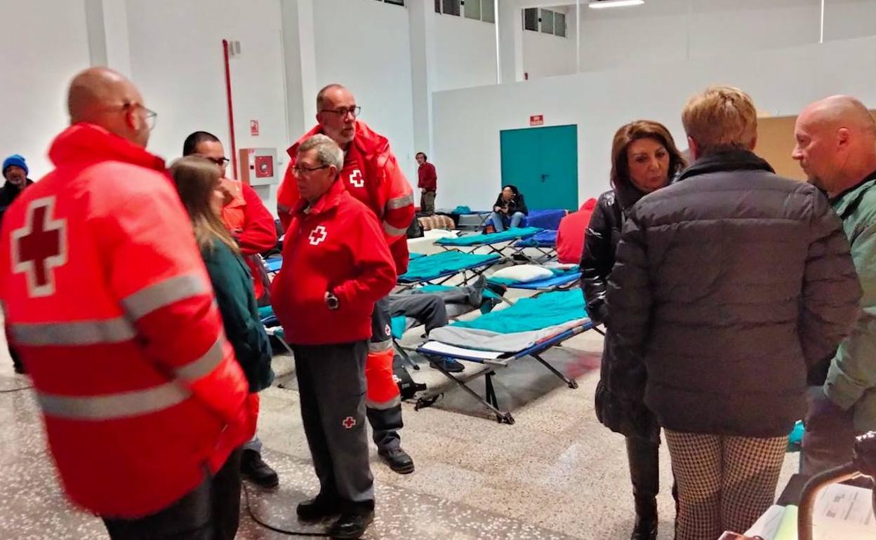 Julia Llopis, entre los voluntarios de Cruz Roja, en su visita al Centro de Acogida e Inserción.