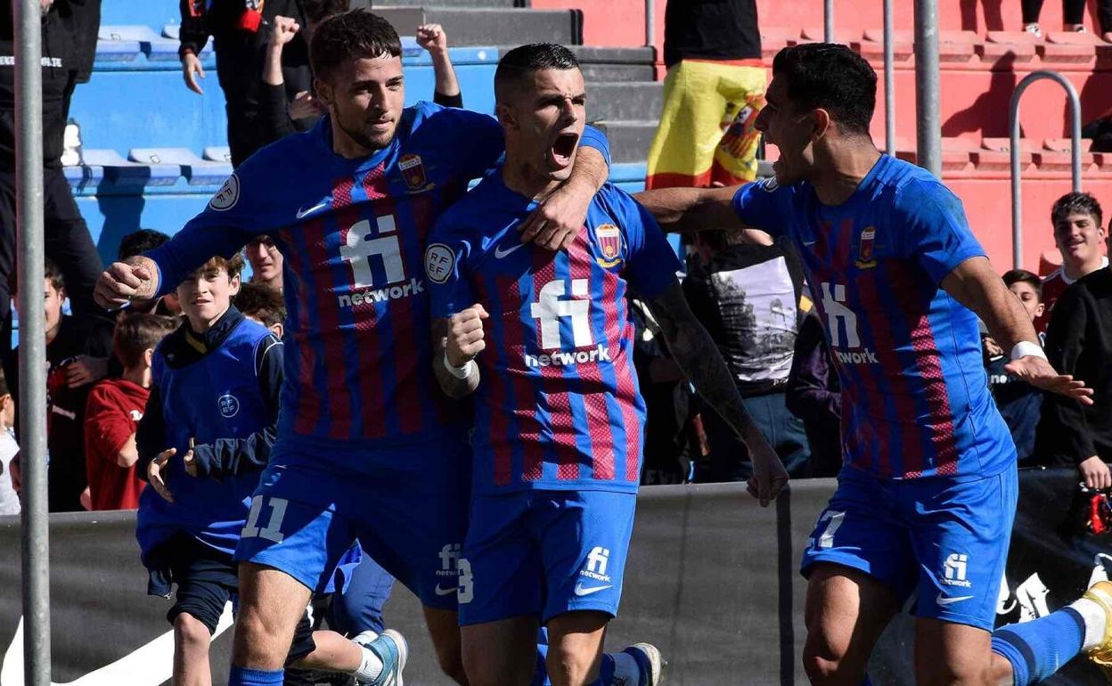 Celebración de un gol azulgrana en el Nuevo Pepico Amat 