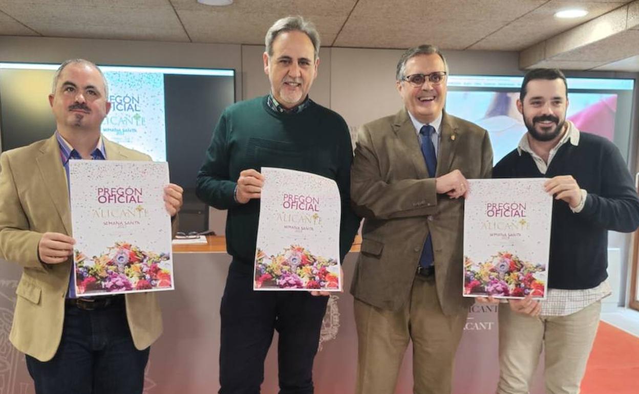 El concejal de Fiestas, Manolo Jiménez, con el presidente de la Semana Santa, Alfredo LLopis, y miembros de la Junta Mayor.