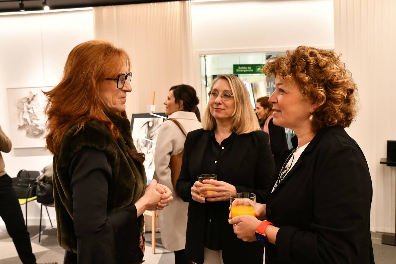 La consellera de Innovación, Josefina Bueno, con la vicerrectora de la UA, María Jesús Pastor, y la responsable de TodoAlicante, Concha Pastor. 