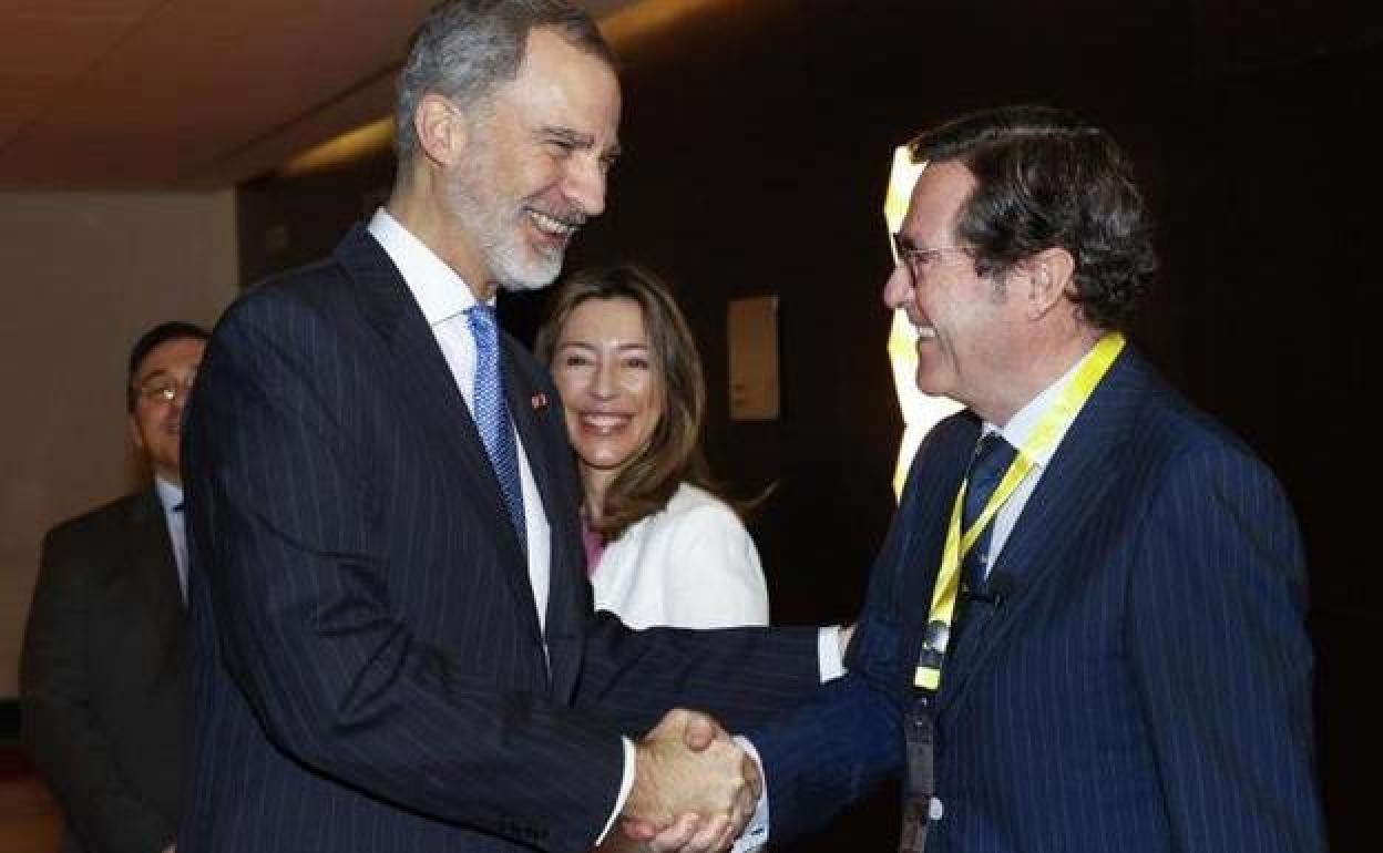 El Rey saluda al presidente de la CEOE, Antonio Garamendi.