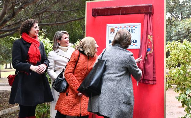 María José Picó y Mari Carmen Gil descubren la placa del parque 'Damas del Fuego'.