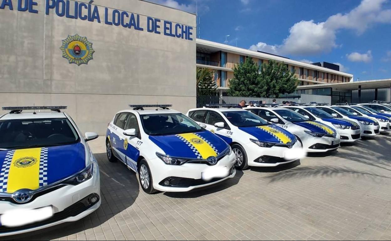 Imagen de archivo de unas patrullas de la Policía Local de Elche