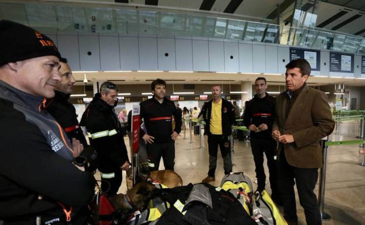 El presidente de la Diputación, Carlos Mazón, despide en el aeropuerto de Valencia a los bomberos voluntarios camino de Turquía.