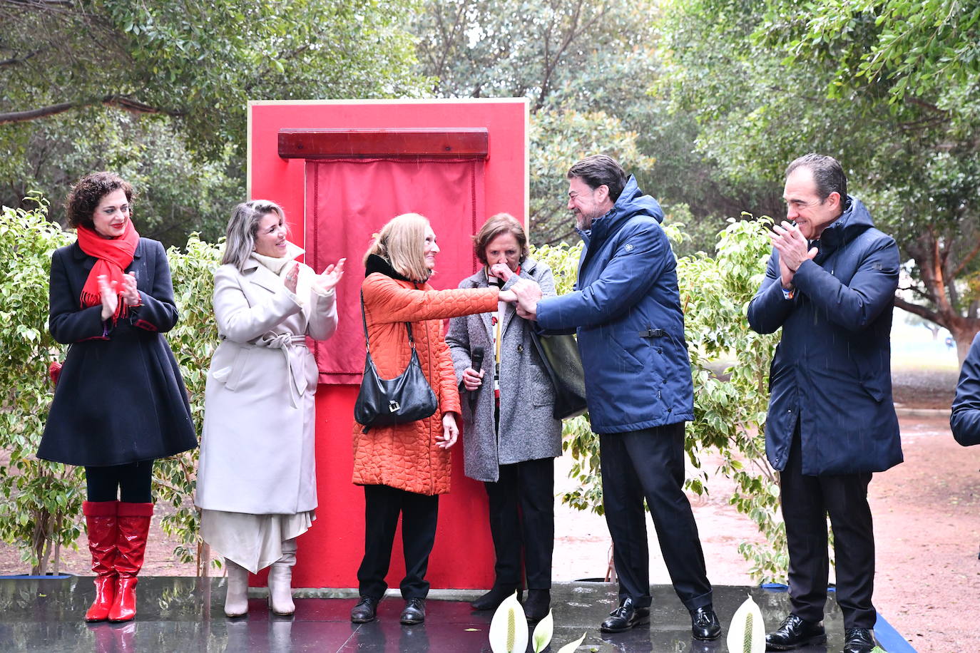 Fotos: Alicante inaugura el parque de las &#039;Damas del fuego&#039; en la playa de San Juan