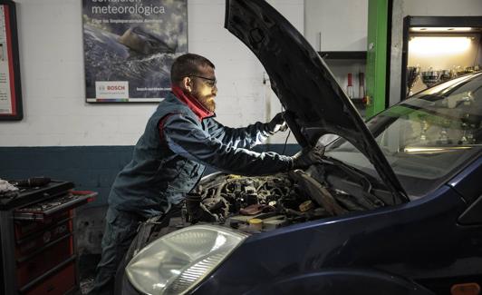 Un mecánico examina un coche 
