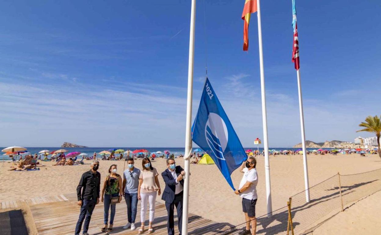 Imagen de archivo del izado de la bandera azul en la playa de Levante de Benidorm