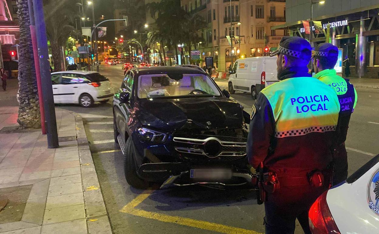 El coche accidentado en esta céntrica avenida. 