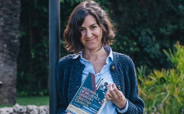 La autora Cristina Campos sostiene su novela 'Historia de mujeres casadas'.