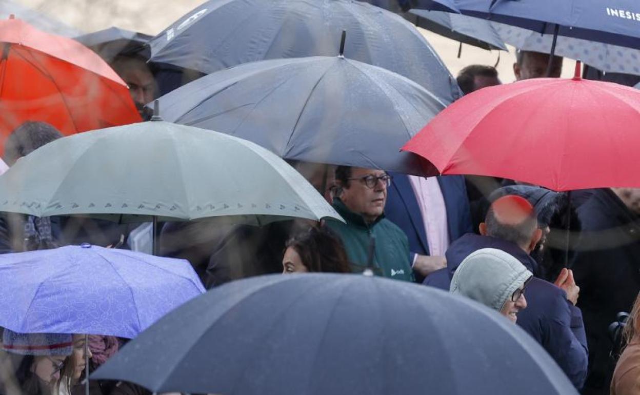 Paraguas para protegerse de la lluvia. 