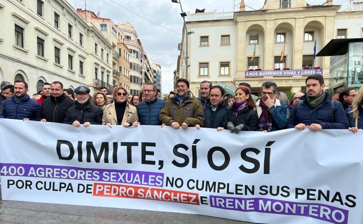 Cargos del Partido Popular reunidos este sábado frente a la Subdelegación del Gobierno en Alicante.