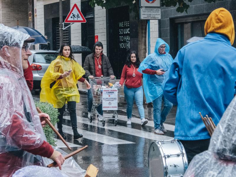 Fotos: La lluvia en Alicante no impide que la Santa Cena realice su labor solidaria