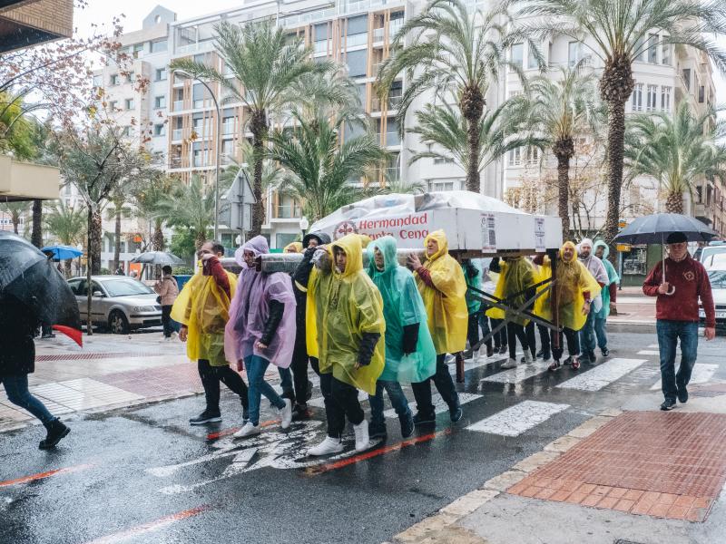 Fotos: La lluvia en Alicante no impide que la Santa Cena realice su labor solidaria