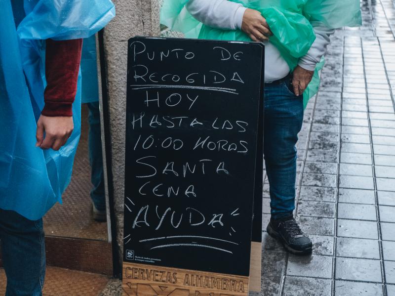 Fotos: La lluvia en Alicante no impide que la Santa Cena realice su labor solidaria