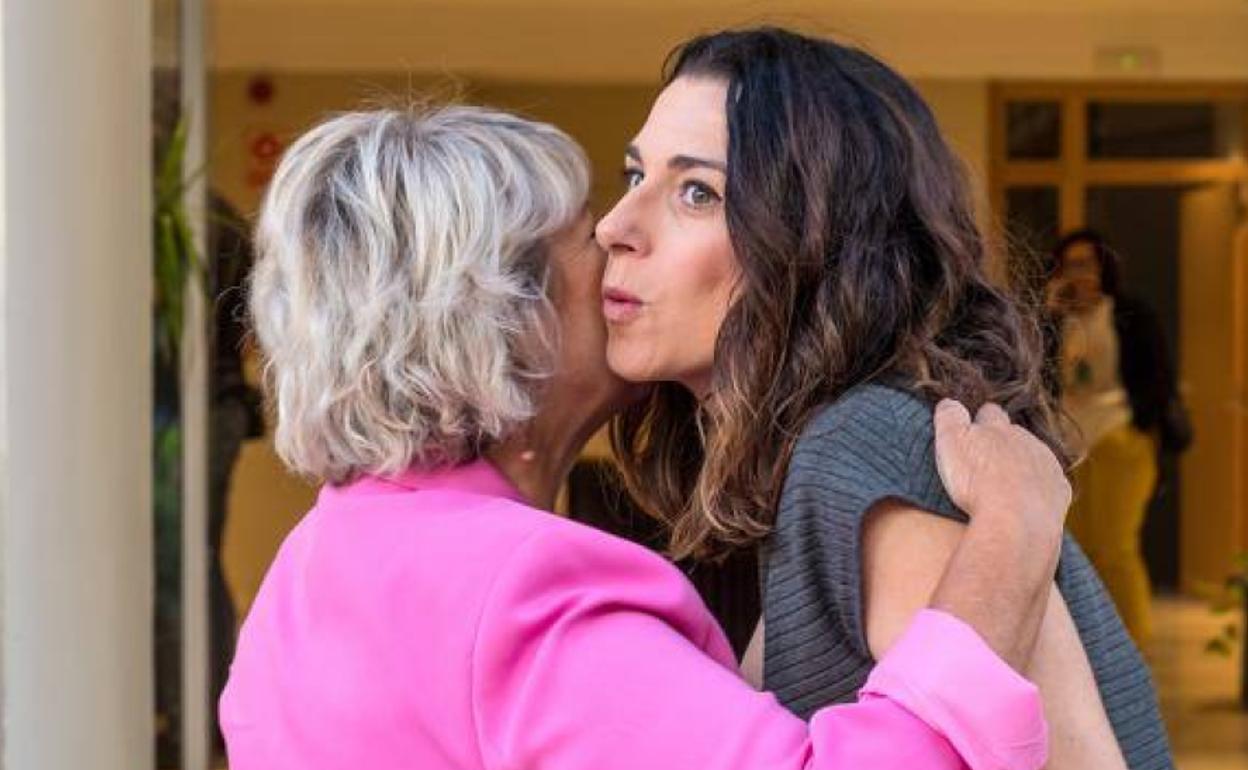 La vicepresidenta del Consell saluda a la delegada de la Generalitat en la provincia, Antonia Moreno.