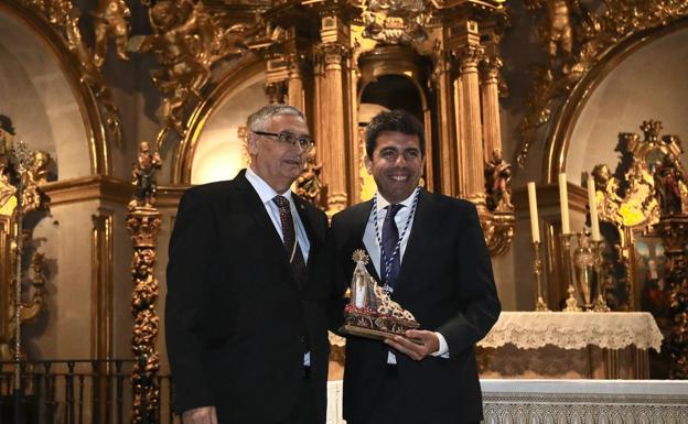 El presidente de la Diputación recibe un recuerdo del Hermano Mayor de la Virgen de la Alegría.