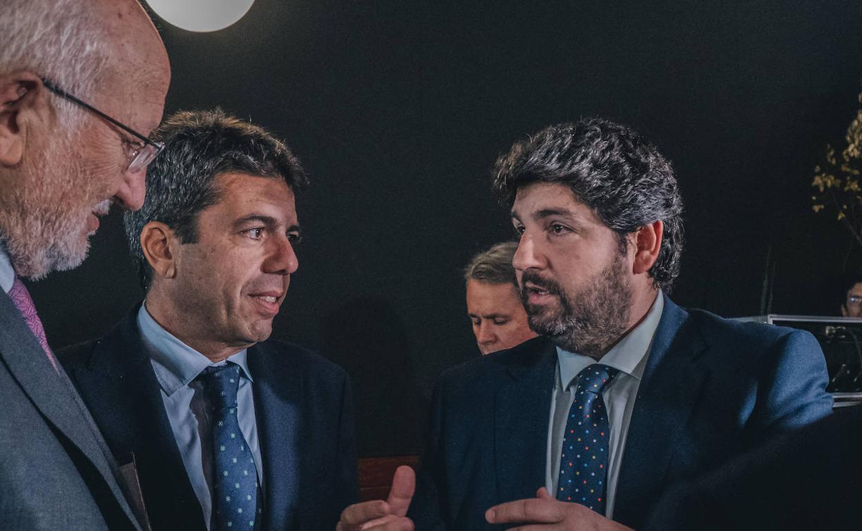 López Miras (derecha) junto a Mazón y Juan Roig antes del pleno del AVE este lunes 