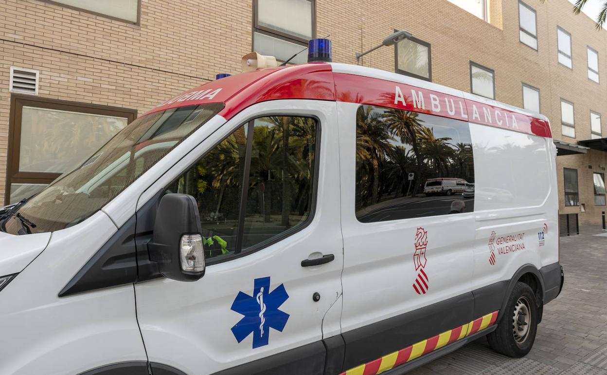 Una ambulancia en el Hospital de Elche.