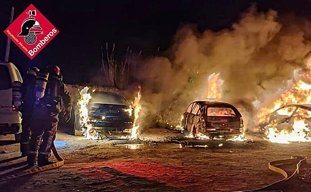 Los coches son consumidos por las llamas 