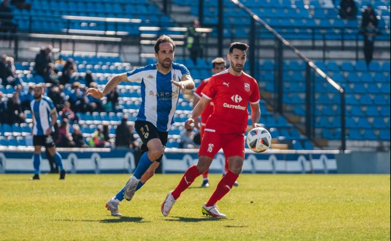 Míchel presiona a un jugador del Prat en busca del balón 